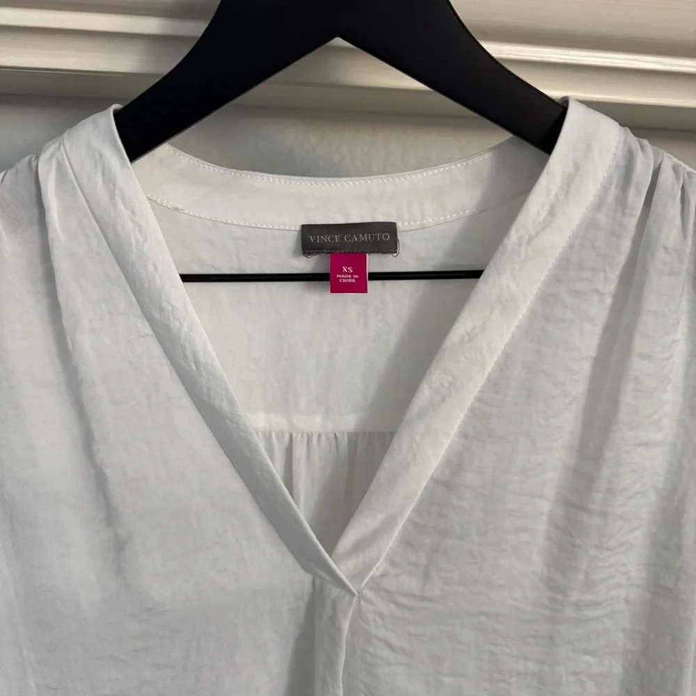 Vince Camuto rumple satin White V-Neck Blouse - Picture 4 of 9